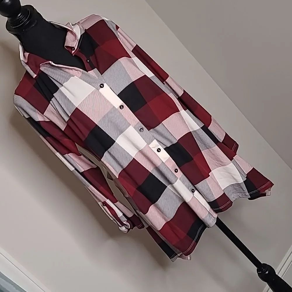 Above and beyond  pL sz checked Asymmetrical hem button front shirt